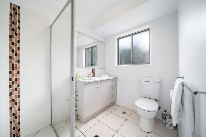 4 Bedroom Home + Pool + Bar! gallery image 5