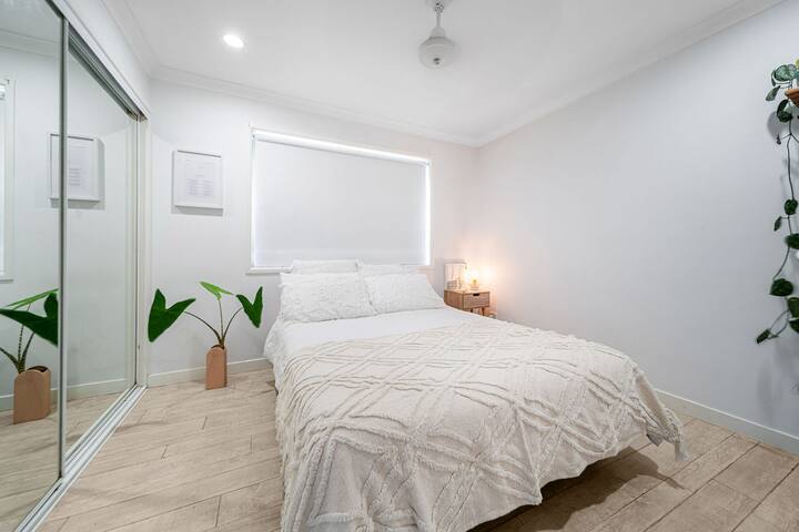 4 Bedroom Home + Pool + Bar! gallery image 3