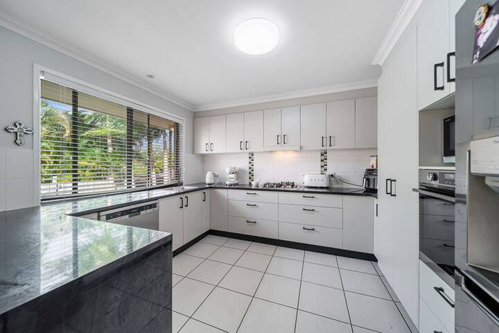 4 Bedroom Home + Pool + Bar! gallery image 4