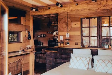 Successful Airbnb property: Pinot Noir Hut in Marne