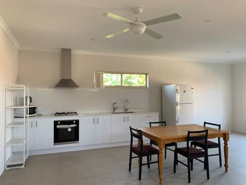 R6 near Perth Airport, CBD, Vic Park, Curtin, TAFE