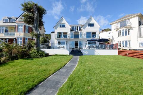 Beach House - Stunning 7 Bed House Sea Views