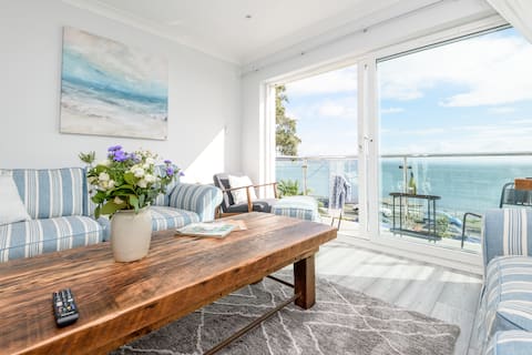 Beach House - Stunning 7 Bed House Sea Views