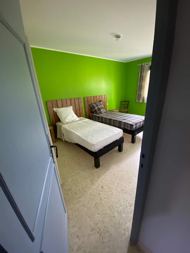 Dormitorio 3: 2 camas individuales y posibilidad de añadir una cama individual real o una cuna