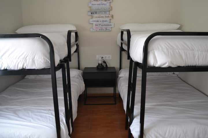 Izba s 2 poschodovými posteľami široká 1,05 m.