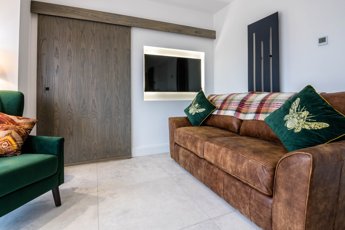 Fleksibilna druga soba – savršena kao ugodan prostor za rad ili kao dodatni kauč na razvlačenje.