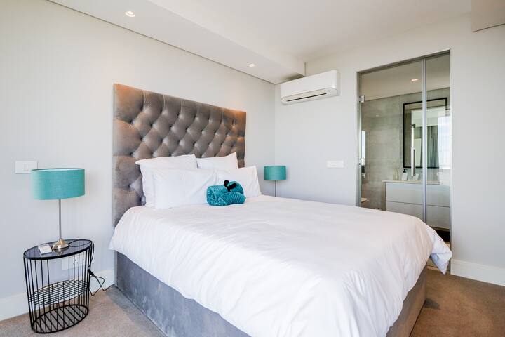 Lux 2 Bed with Balcony & Views gallery image 5