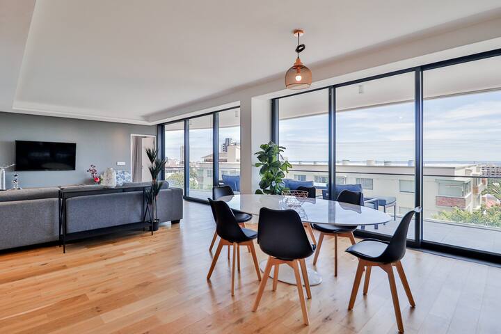 Lux 2 Bed with Balcony & Views gallery image 4