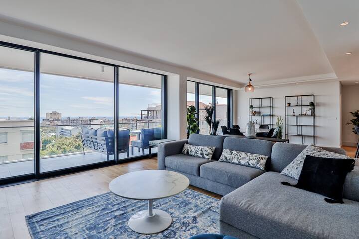 Lux 2 Bed with Balcony & Views gallery image 3