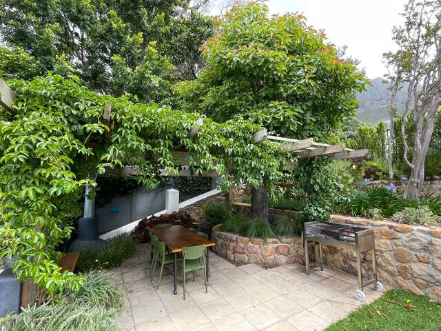 Summer in Cape Town – pool, pizza & pet-friendly