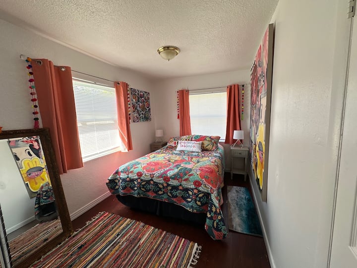 חדר שינה קדמי עם מיטת קווין סייז - שניהם מיטות קווין סייז