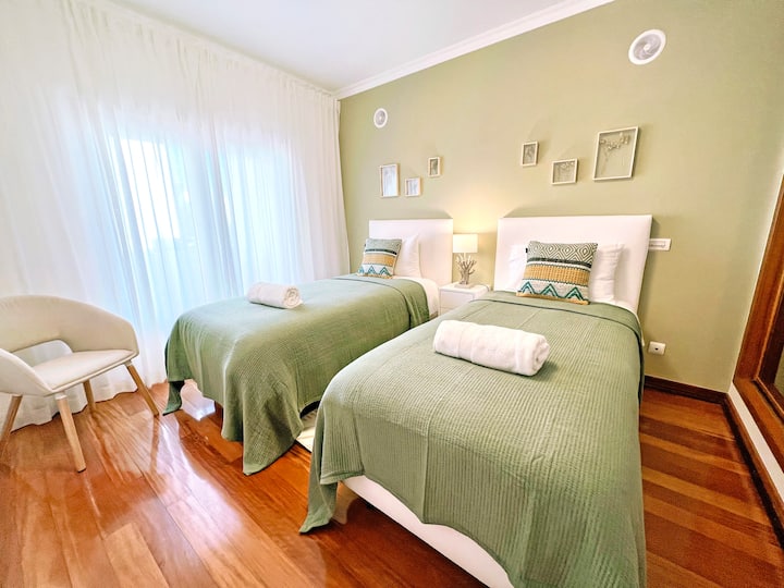 ห้องนอนที่อบอุ่นพร้อมระเบียงด้านนอกที่กว้างขวางและเตียงแฝด 2 หลัง

ลิงค์ที่พัก Peppertree:
https://airbnb.com/h/heartofcascais
https://airbnb.com/h/cascaisseaside
https://airbnb.com/h/gemofcascais