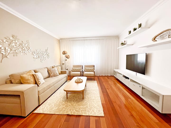 เรายินดีต้อนรับผู้เข้าพักสู่ห้องนั่งเล่นที่สดใสและเป็นมิตร มีแสงสว่างเพียงพอและให้ความรู้สึกกว้างขวางมาก 