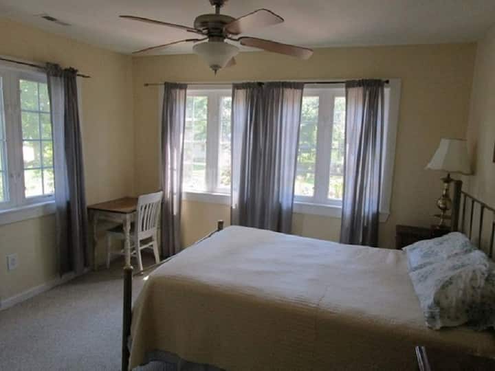 Dormitorio #3 - Cama tamaño queen