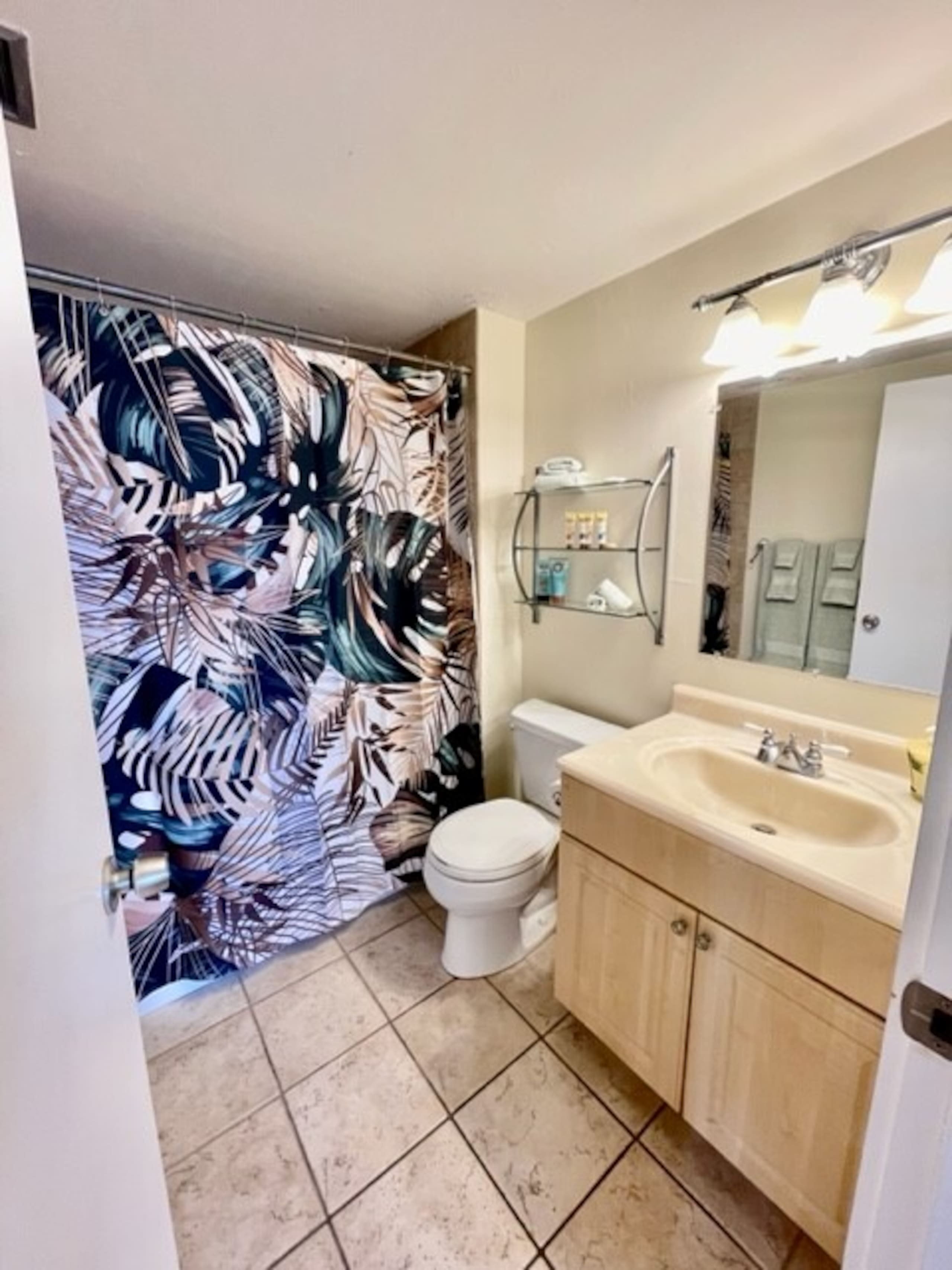 Condo in Honolulu · ★4.7 · 2 bedrooms · 2 beds · 2 private baths - Image 8