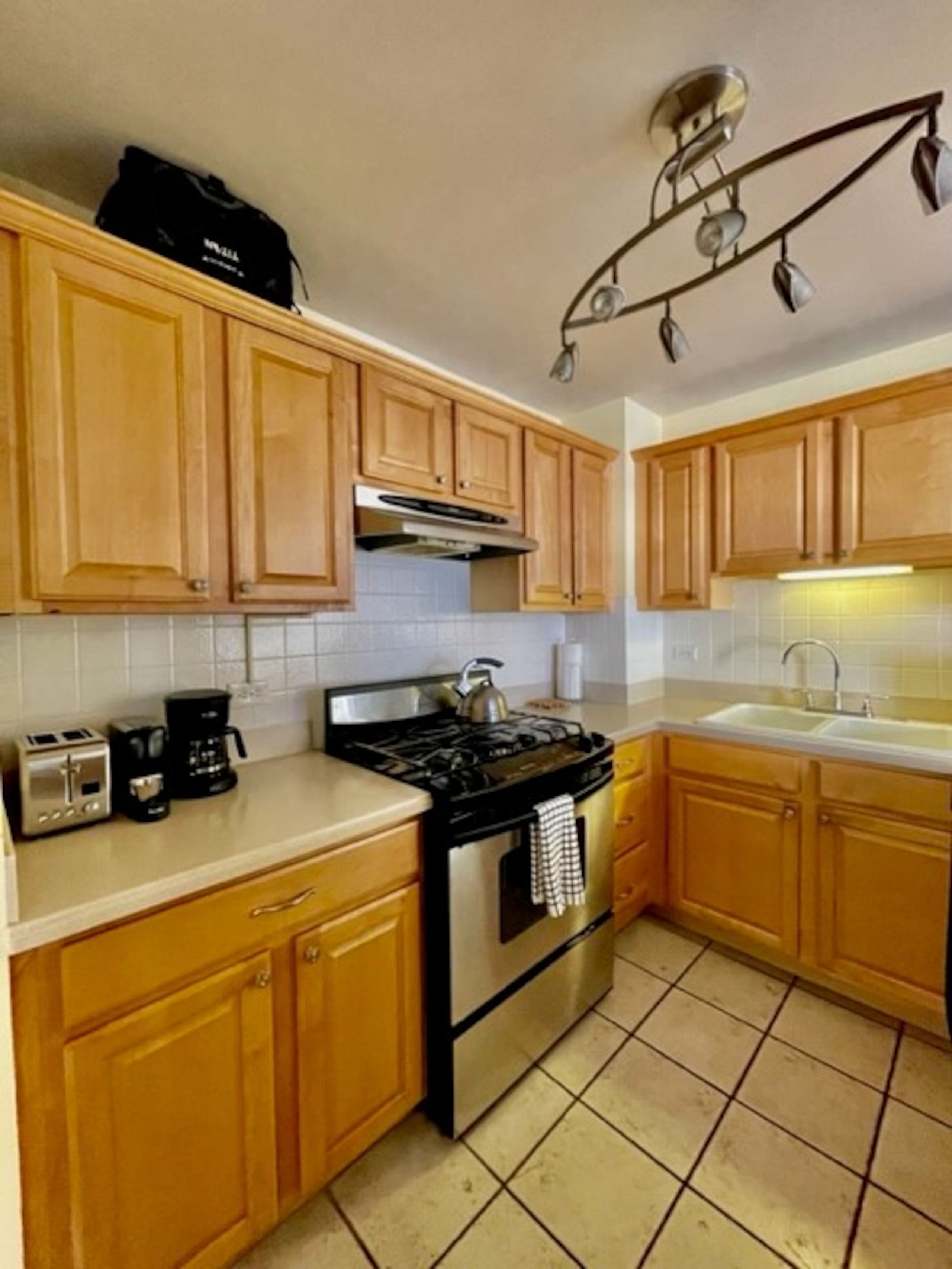 Condo in Honolulu · ★4.7 · 2 bedrooms · 2 beds · 2 private baths - Image 4