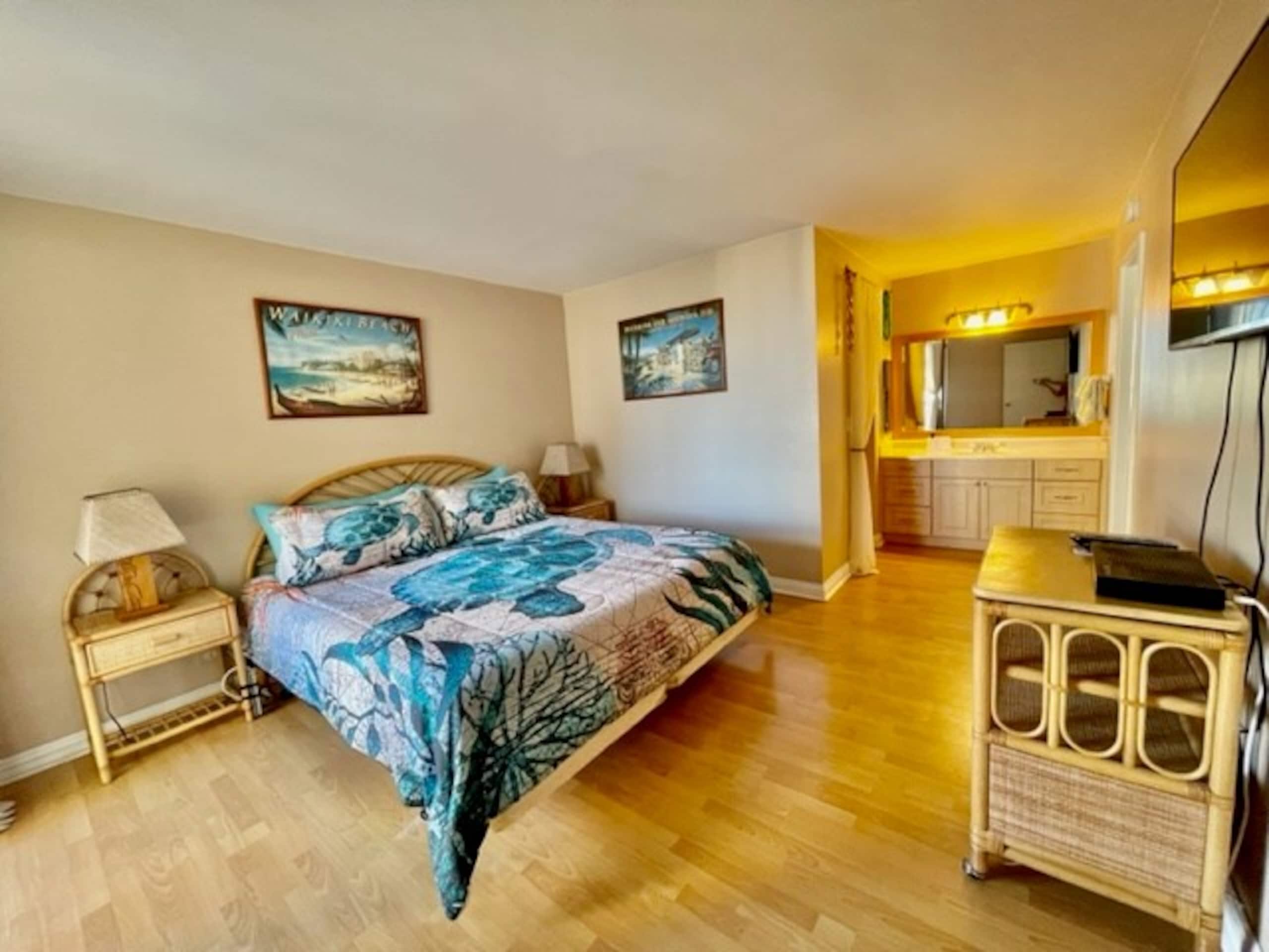 Condo in Honolulu · ★4.7 · 2 bedrooms · 2 beds · 2 private baths - Image 7