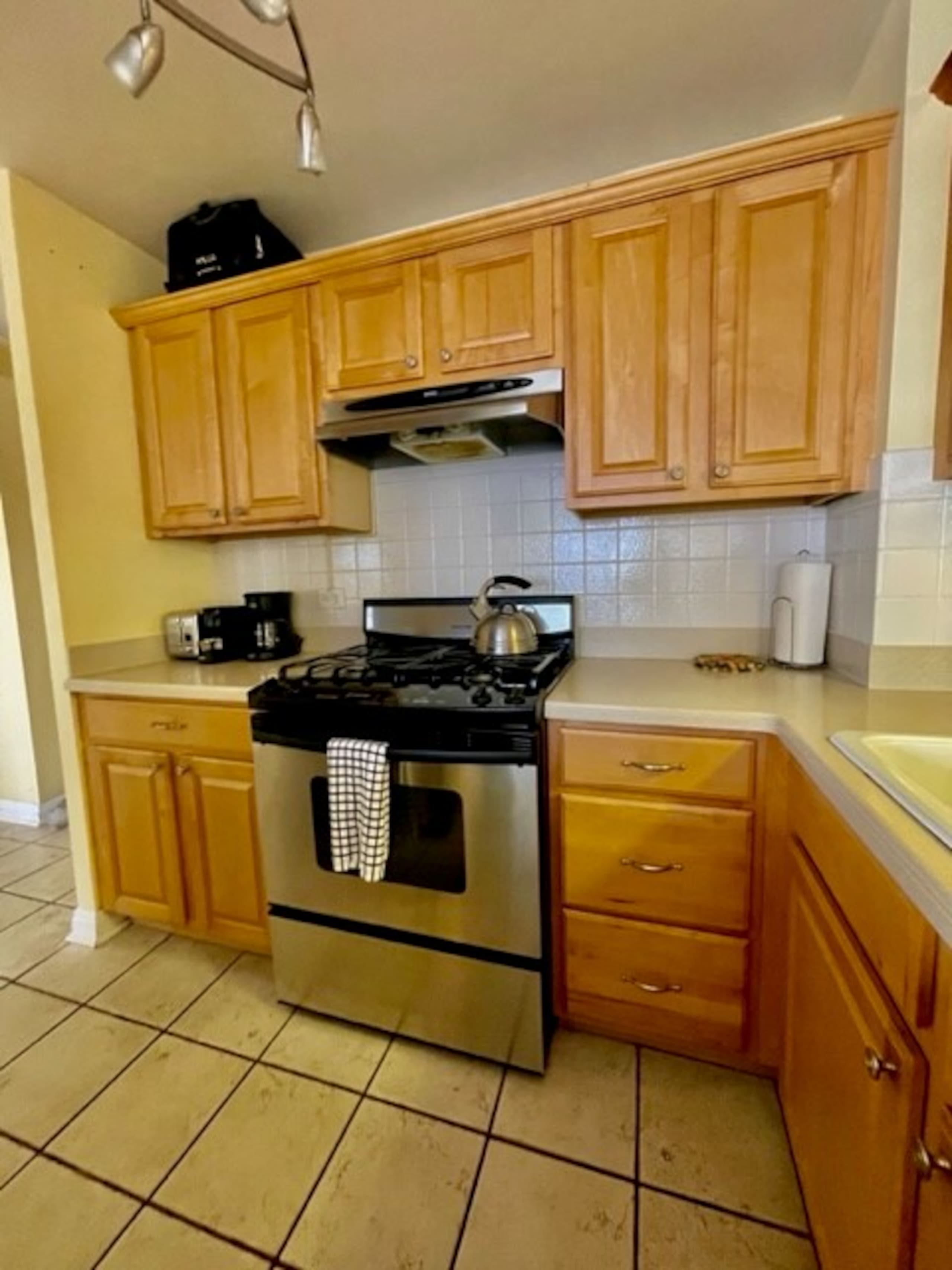 Condo in Honolulu · ★4.7 · 2 bedrooms · 2 beds · 2 private baths - Image 5
