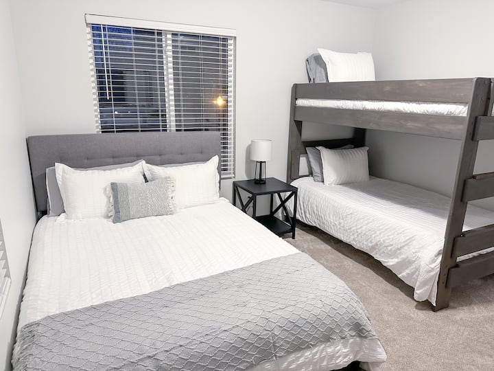 يوفر سرير بحجم كوين وسرير بطابقين ترتيبات نوم إضافية لك ولضيوفك في الطابق الرئيسي. 