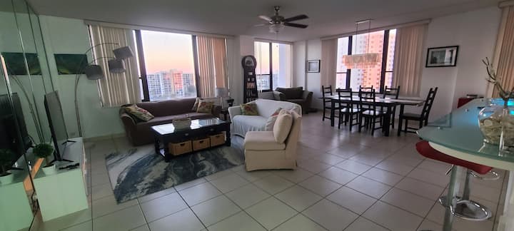 2bd/2ba Beach Front Condo - Hollywood, FL