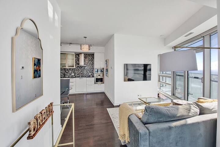 2 Bedroom CN Tower Boutique Condominium w Parking gallery image 4