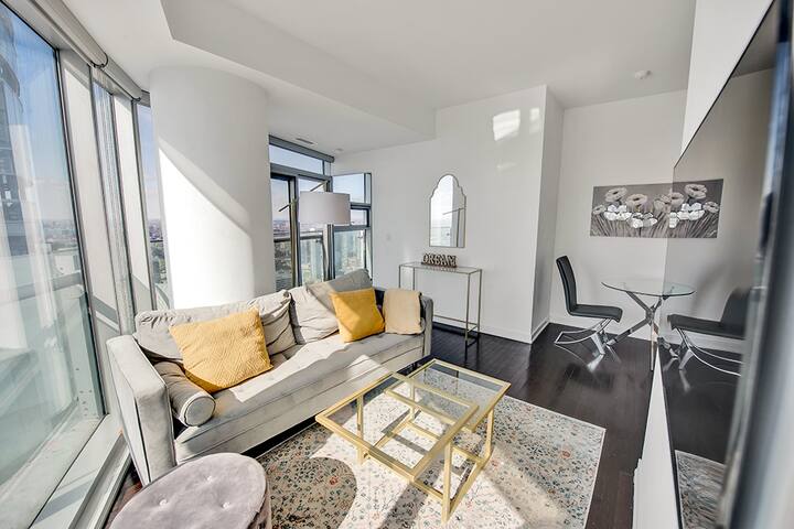 2 Bedroom CN Tower Boutique Condominium w Parking gallery image 5