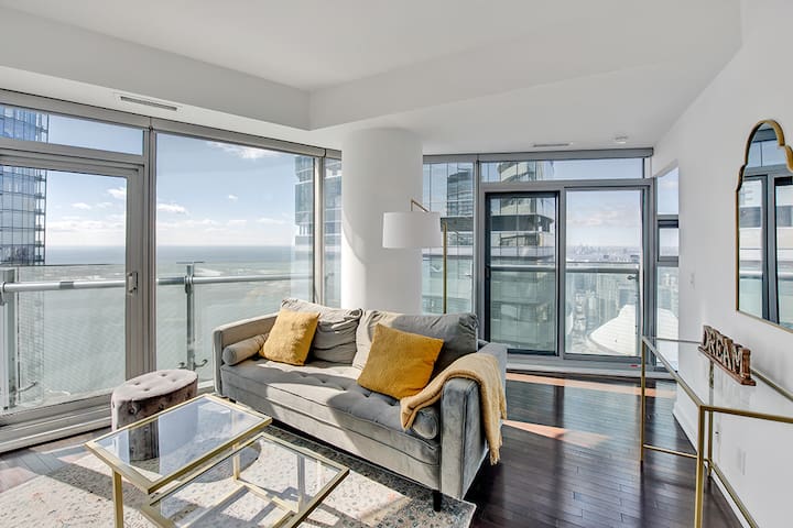 2 Bedroom CN Tower Boutique Condominium w Parking gallery image 2