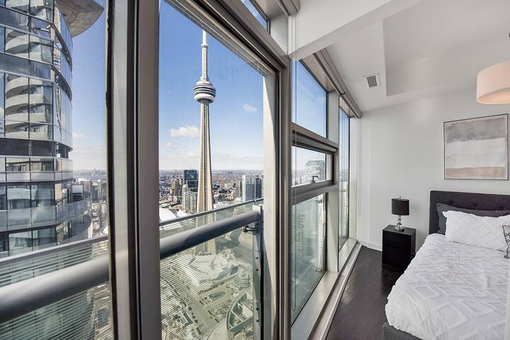 2 Bedroom CN Tower Boutique Condominium w Parking gallery image 3