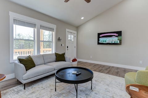 Successful Airbnb property: Pet & Family-Friendly Gem; Minutes to Asheville in Asheville