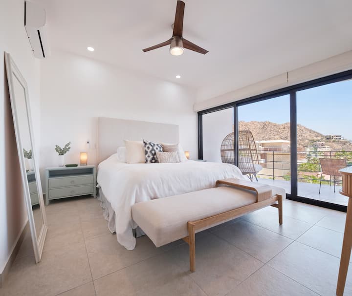 这是主卧室，配备加大双人床步行衣橱和独立卫生间 