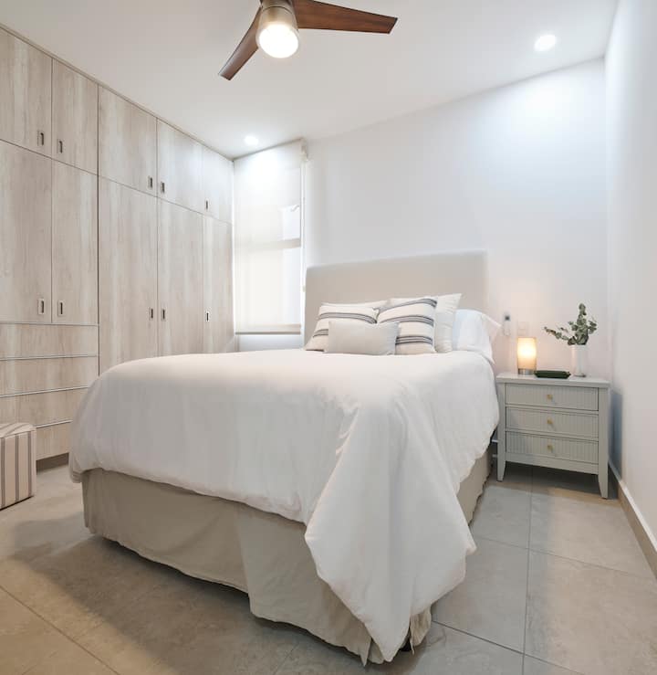 第二间卧室，配备标准双人床平板电视 