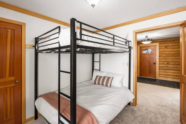 El tercer dormitorio tiene una litera completa.