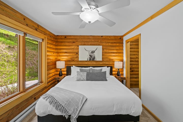 El segundo dormitorio es grande con cama tamaño king, vestidor y vistas al patio trasero. 