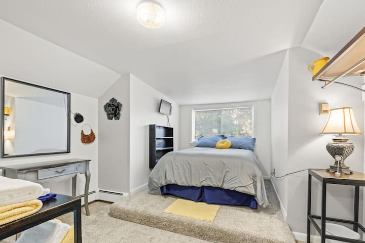 غرفة باريس (ب) سرير كامل، تلفزيون. يقع في الطابق العلوي، دور علوي مشترك. غرفة سيمي الخاصة