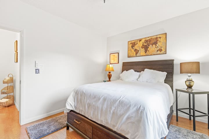 غرفة فاخرة - غرفة خاصة، سرير كوين، تلفزيون، تقع في الطابق الرئيسي.