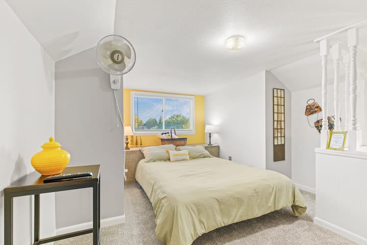 غرفة باريس (A) سرير بحجم كوين، يقع في الطابق العلوي، شقة علوية خاصة في سيمي.