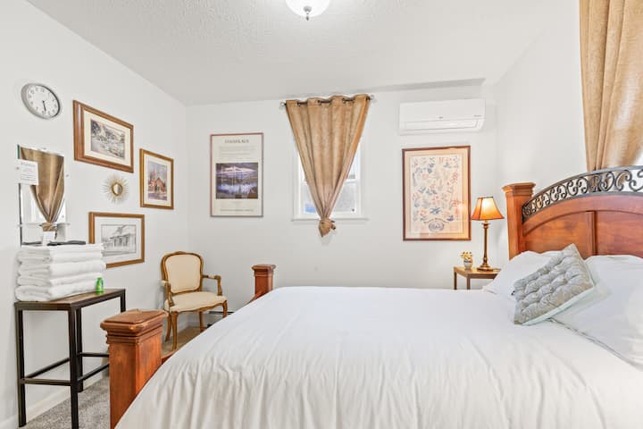 غرفة كاليفورنيا - غرفة خاصة، سرير بحجم كوين، تلفزيون. يقع في الطابق الرئيسي. 