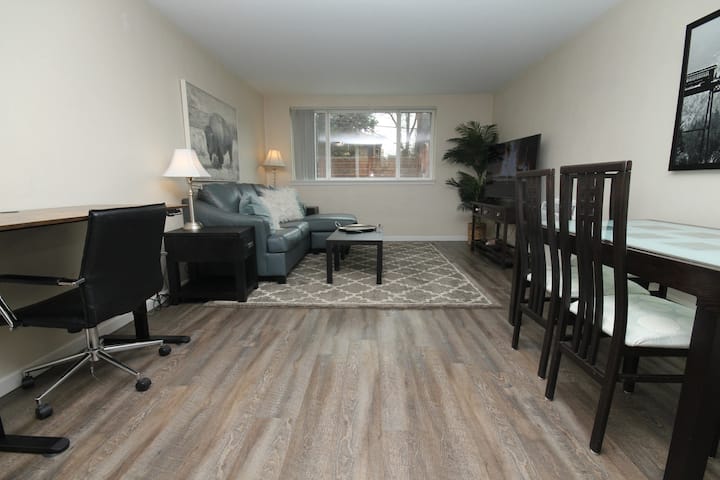 Broadway Central V! Sit/stand Desk+king Bed! - Denver, CO