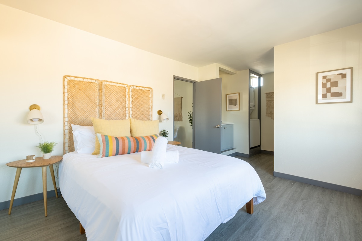 ตื่นมารู้สึกสดชื่นในห้องนอนใหญ่ที่กว้างขวาง