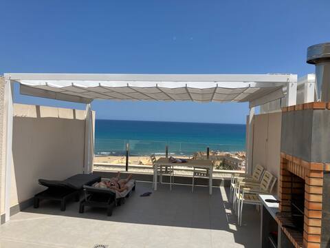 Penthouse with a dream view of the sea