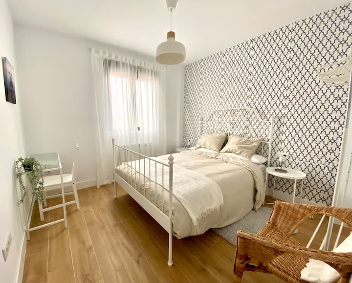 კარგად გაფორმებული, კეთილმოწყობილი ორადგილიანი საძინებელი, რომელშიც არის საწოლი და სამუშაო კუთხე. მშვიდი და კომფორტული გარემო დასასვენებლად სტუმრობის განმავლობაში.