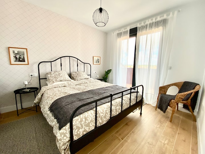 ნათელი ორადგილიანი საძინებელი, რომელშიც არის ორმაგი საწოლი და არის პირდაპირი გასასვლელი აივანზე/ტერასაზე. მშვიდი საცხოვრებელი სამუშაო ზონით, რომელიც იდეალურია დასასვენებლად და ბუნებით ტკბობისთვის.