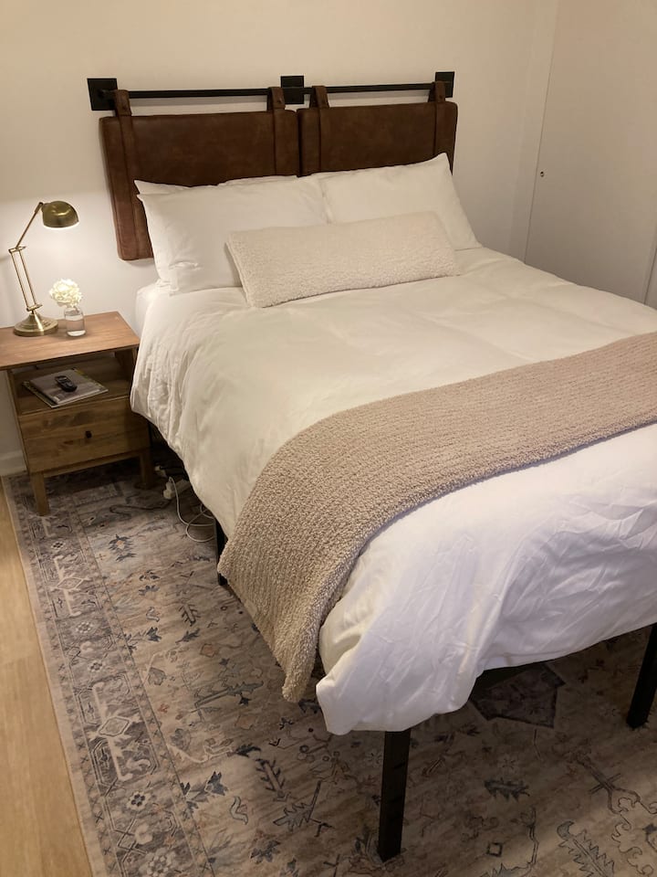 La cama tamaño queen de la habitación cuenta con un cómodo colchón y sábanas de algodón. 