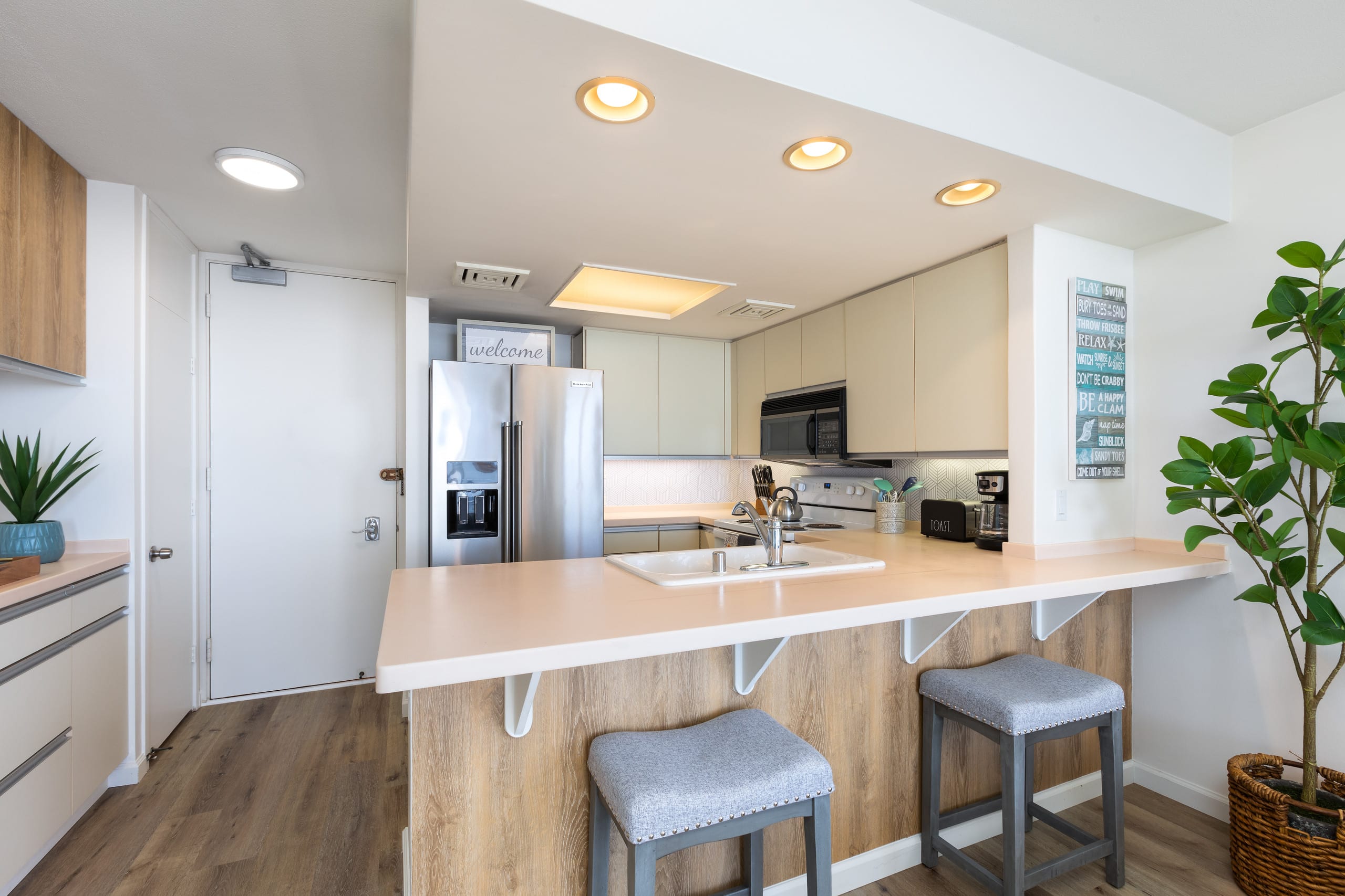 Ilikai Collection # 12. Corner Oceanfront condo ! - Image 6