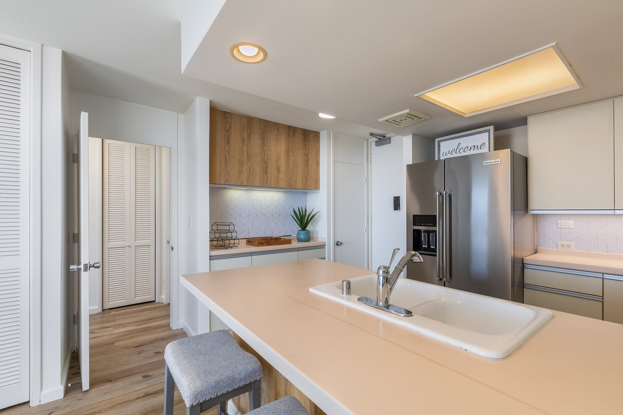 Ilikai Collection # 12. Corner Oceanfront condo ! - Image 7