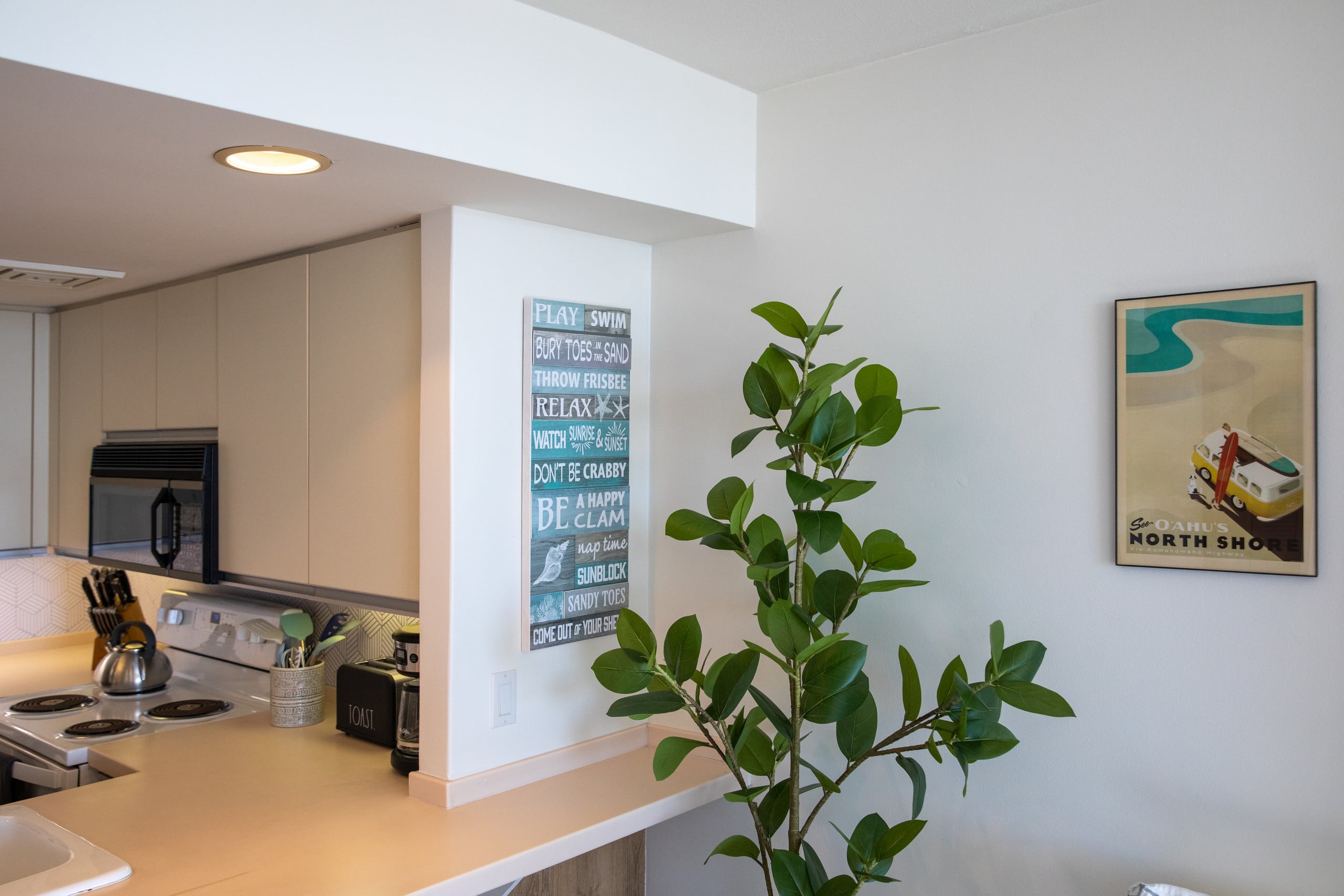 Ilikai Collection # 12. Corner Oceanfront condo ! - Image 9