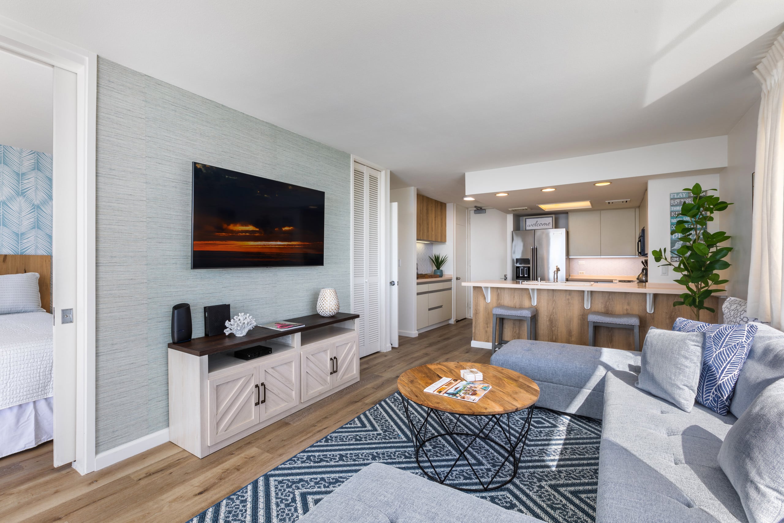 Ilikai Collection # 12. Corner Oceanfront condo ! - Image 2