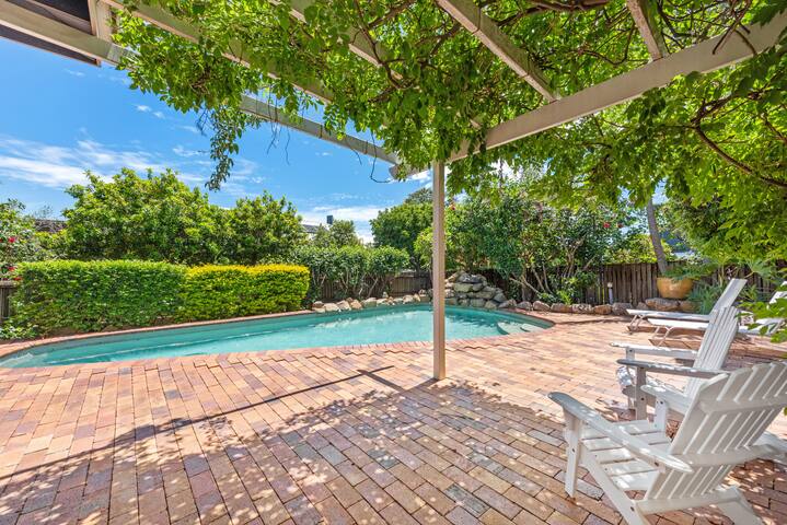 Stunning Executive Home near James Street w/ Pool gallery image 5