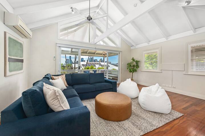 Stunning Executive Home near James Street w/ Pool gallery image 4