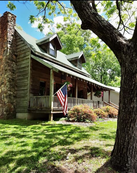 Cozy cabin on the hill! Free Wifi!